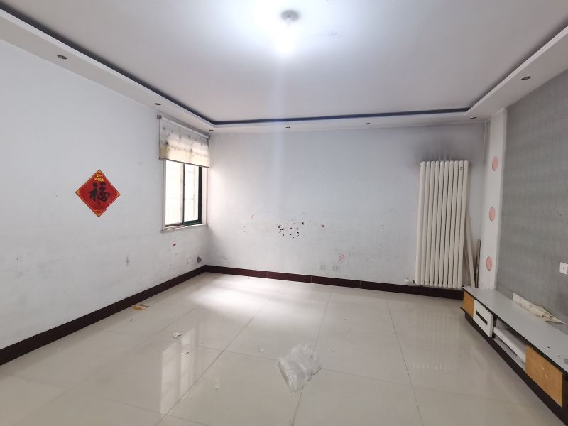 首付20多萬，春蕾花苑二期高層一樓96平，大兩室兩廳，兩室朝陽，水電暖齊全，證滿兩年