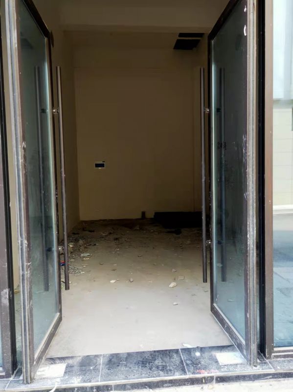 人流量大，樓層高，交通便利。