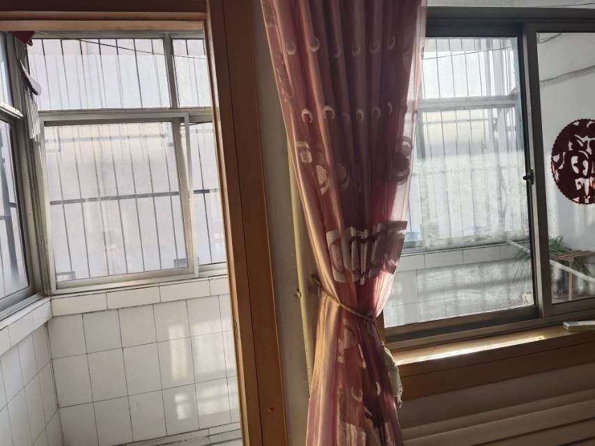 普通裝修3室1廳1衛98m21300元/月