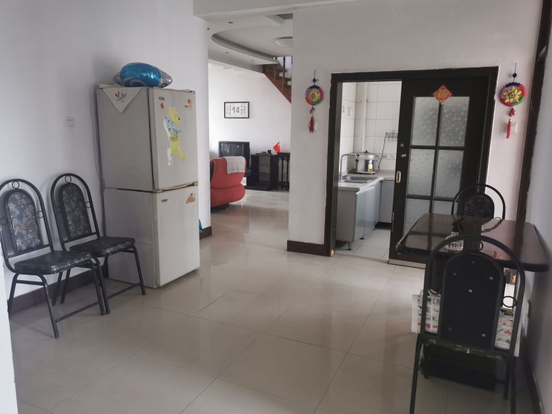 4室2廳2衛， 近學校，好房出租。