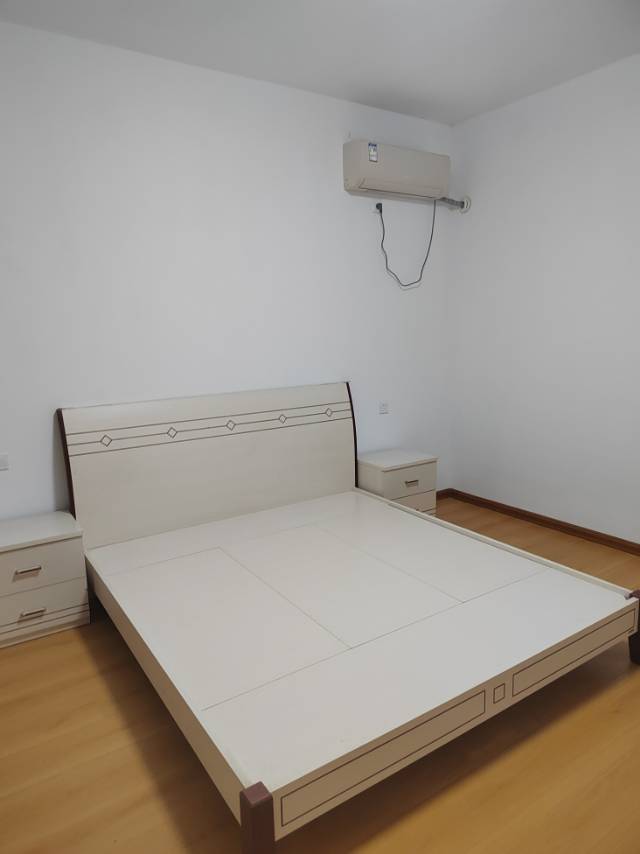 普通裝修4室2廳2衛200m22600元/月