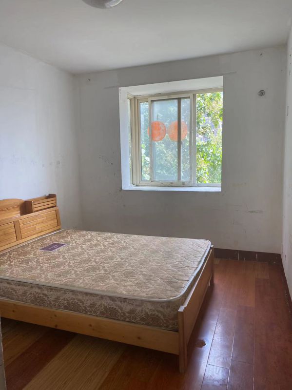 普通裝修2室1廳1衛72m2900元/月