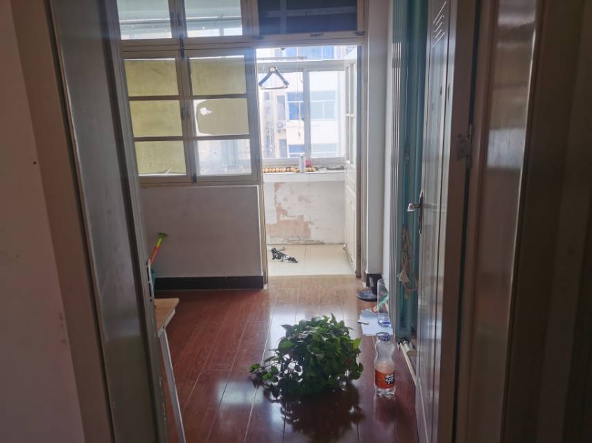 普通裝修3室1廳1衛82m21300元/月