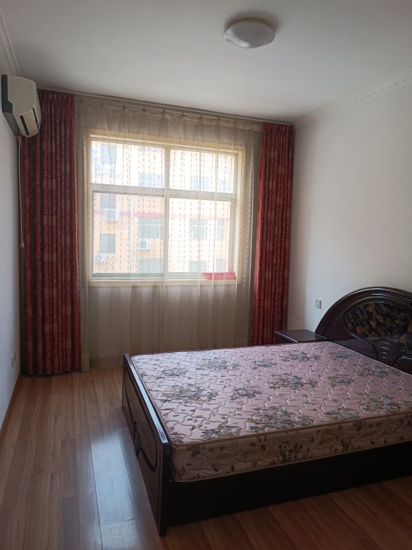 精裝修3室2廳1衛100m21700元/月