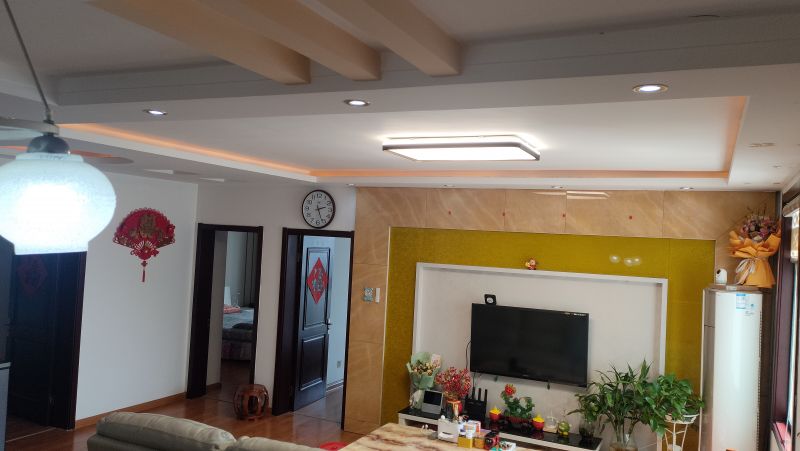 學區房，新興路步行街南區，南戶134㎡，三室一廳二陽二衛，第10層共13層，送地下室，電梯，一梯三戶