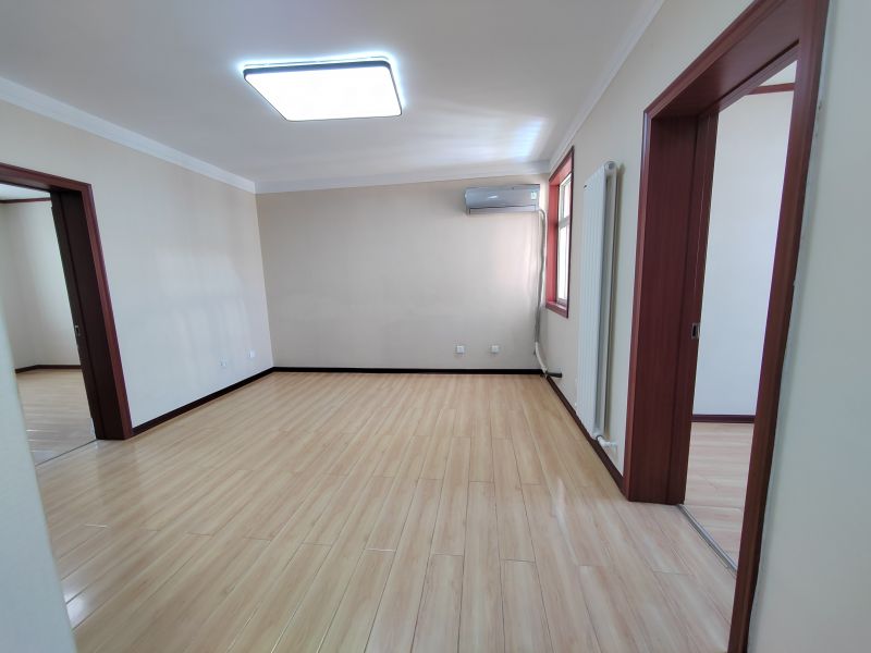 房東置換急售，送裝修，采光好，誠心出售，隨時看房。