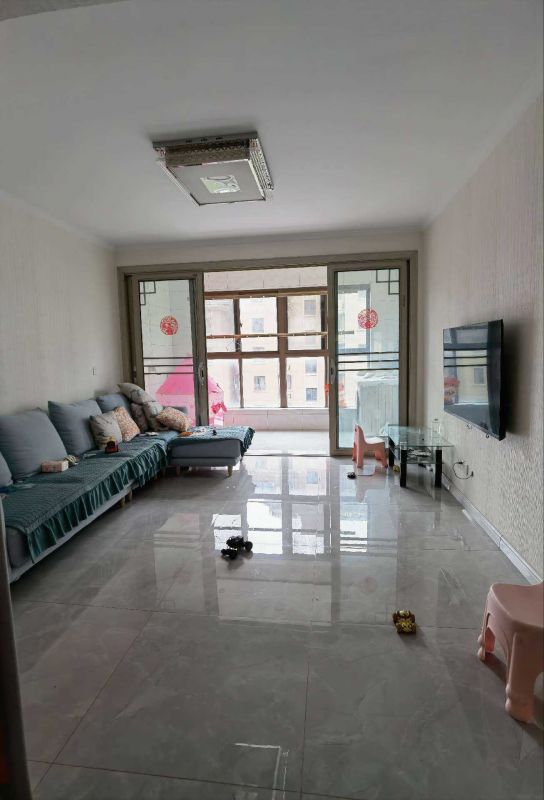 房東置換急售，送裝修，采光好，誠心出售，隨時看房。