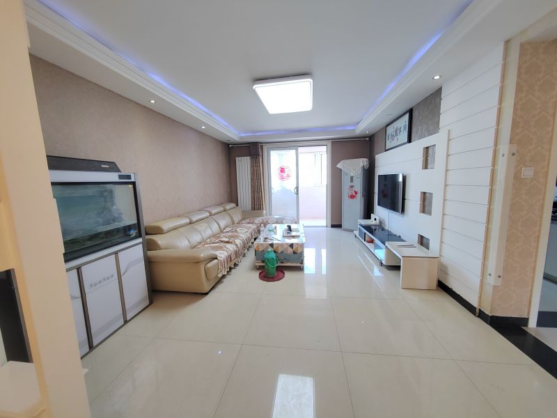 房東置換急售，送裝修，采光好，誠心出售，隨時看房。