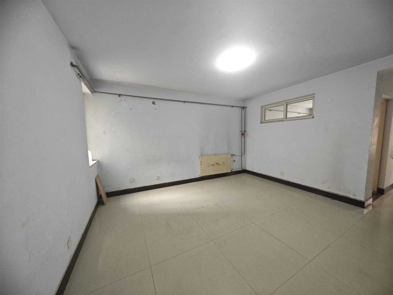 房東置換急售，送裝修，采光好，誠心出售，隨時看房。