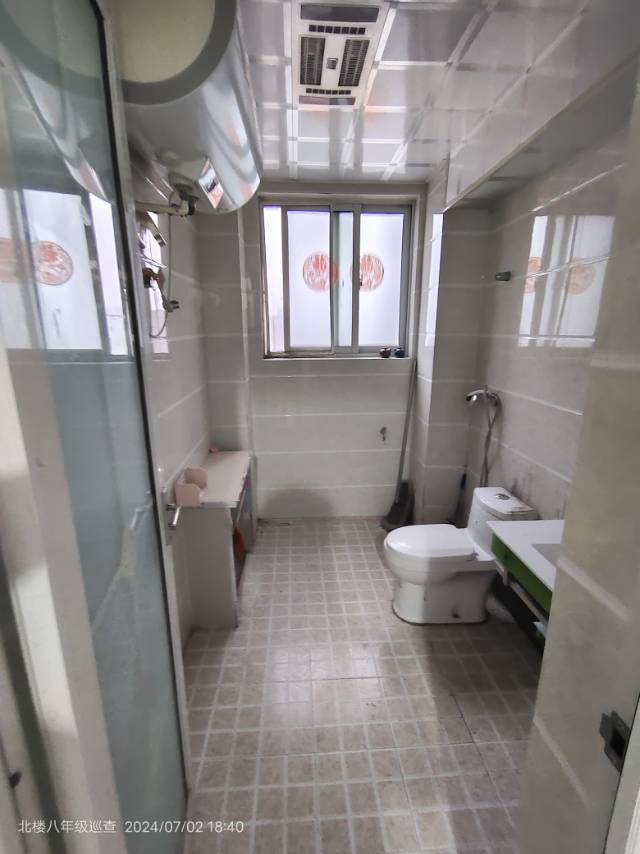 房東置換急售，送裝修，采光好，誠心出售，隨時看房。