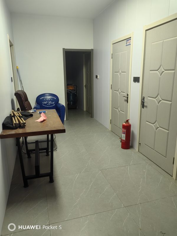 精裝修5室1廳1衛共計230m2，分為7個單獨直播間，每間房間500元/月