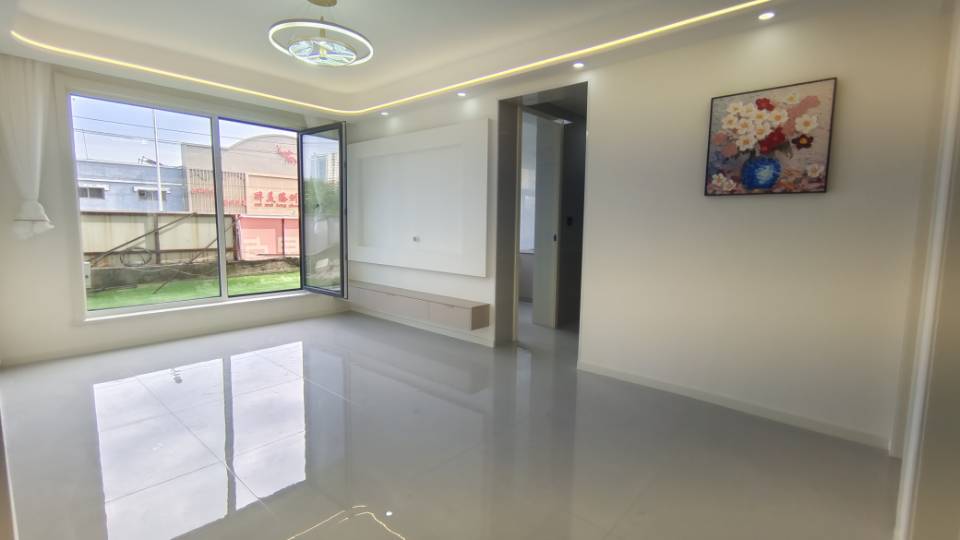 精裝修帶平臺3室1廳1衛85m275萬元