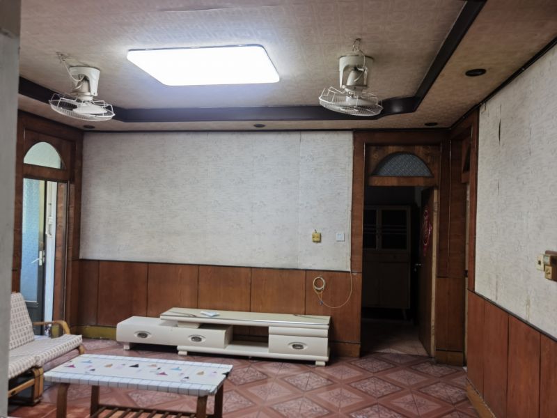 普通裝修4室2廳1衛100m21680元/月