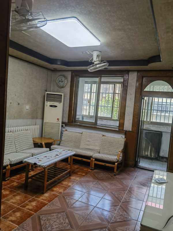 精裝修4室2廳1衛100m21660元/月