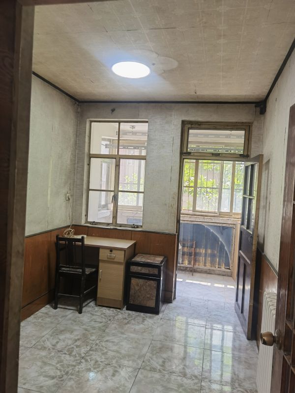 普通裝修4室2廳1衛100m21580元/月