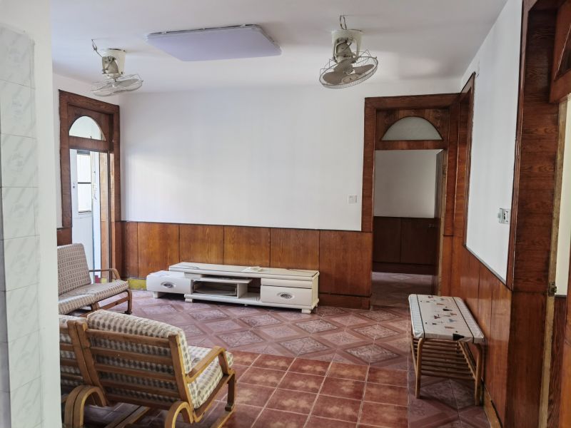 普通裝修4室2廳1衛120m2，1500/月