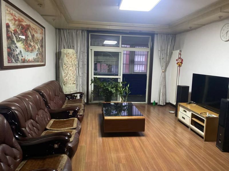 精裝修3室2廳1衛135m21400元/月