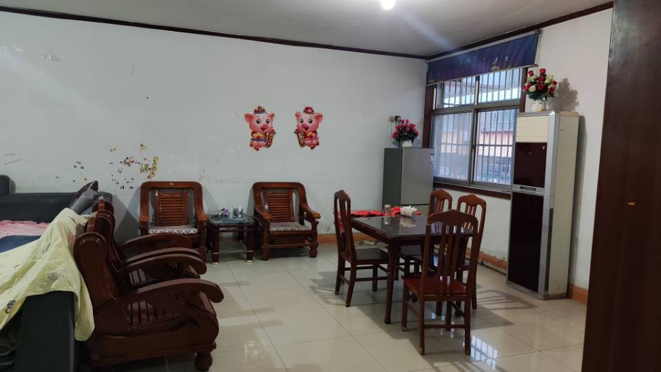 華聯小區普通裝修3室2廳1衛139m21250元/月