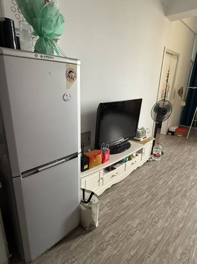 普通裝修1室1廳1衛70m21200元/月