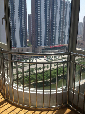 碧水云天中央城，城市的中心地帶，位置優越，交通方便！