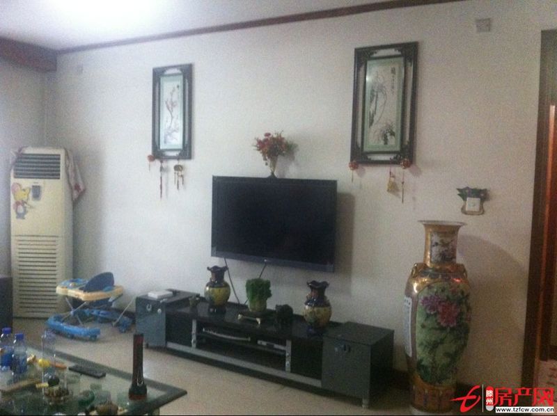 鴻興嘉苑一樓帶院，兩個車位，所有東西一應俱全，真正拎包入住