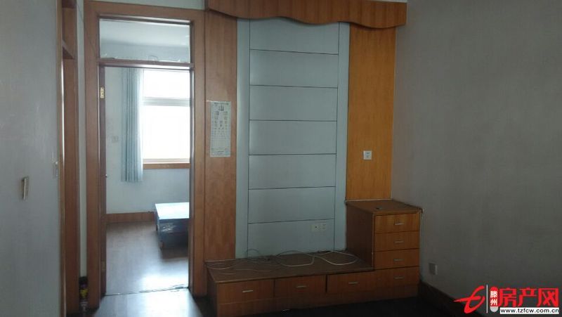 春秋閣南區精裝修三居室招租，木地板、家具全、拎包即住