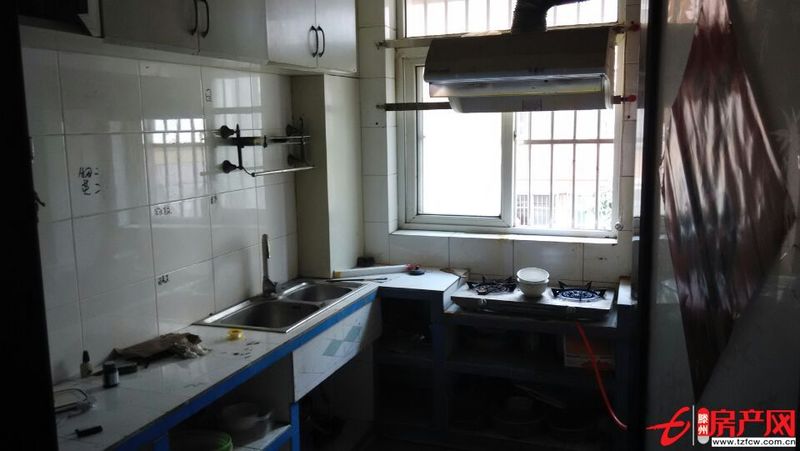 荊東花園精裝修三居室出租