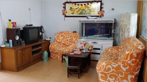 金孔府小區房間干凈衛生，家具齊全精裝修。拎包即可入住，限女生