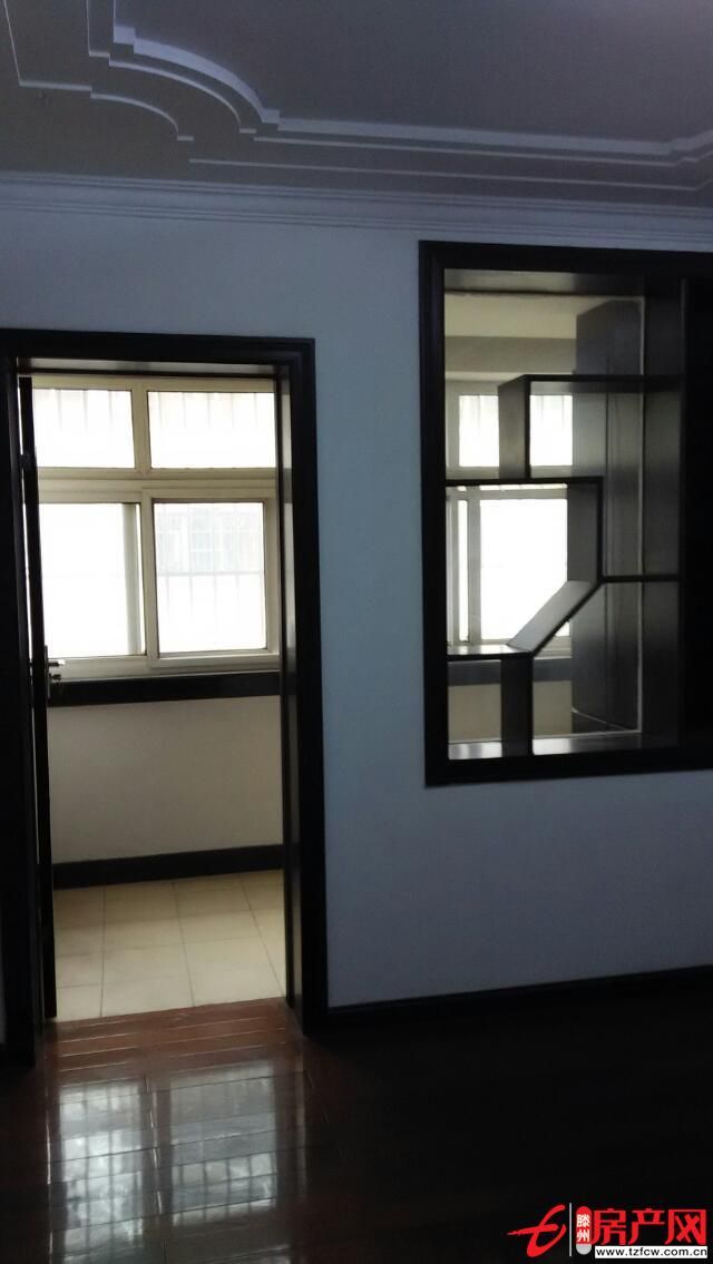 時代超市南精裝三居室低價招租，三室兩廳年付九千