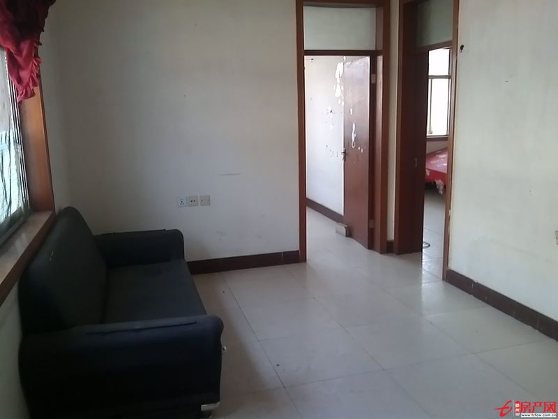 步行街副街低樓層三室一廳九十三平方