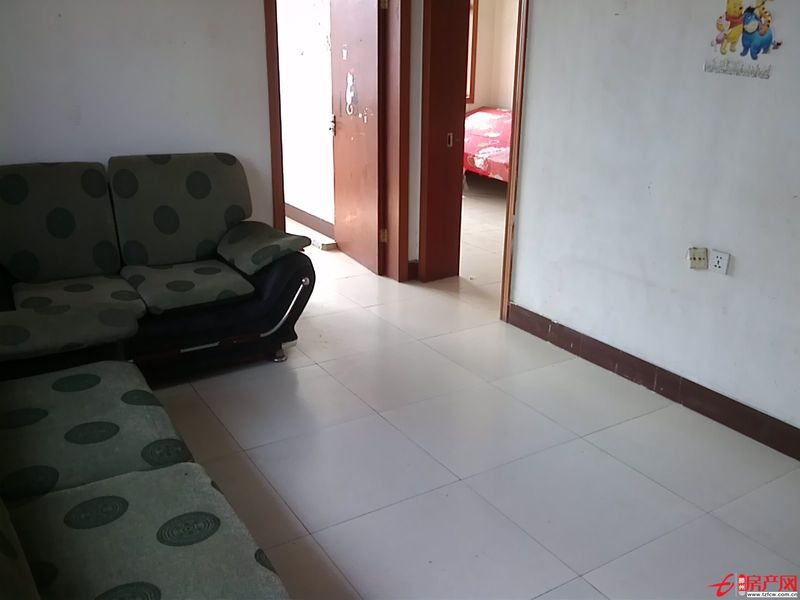 步行街副街低樓層三室一廳八十三平方