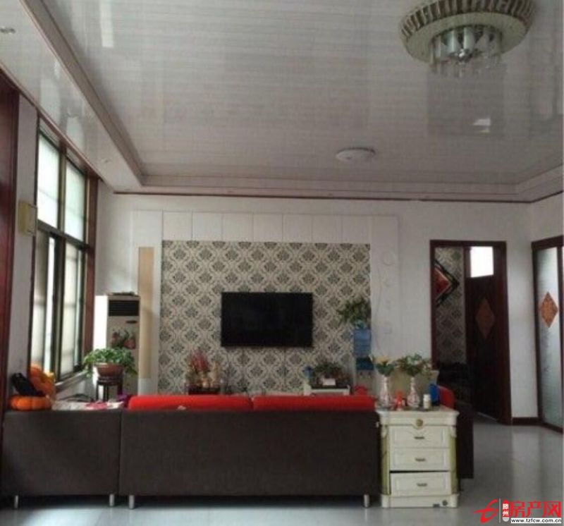 緊鄰鋼材市場西側，交通便利，硬件設施齊全