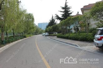 荊河小區三室一廳另送閣樓兩室一廳