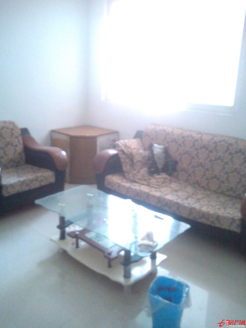 中央城小區，精裝修，全套家具家電，很溫馨漂亮的房子