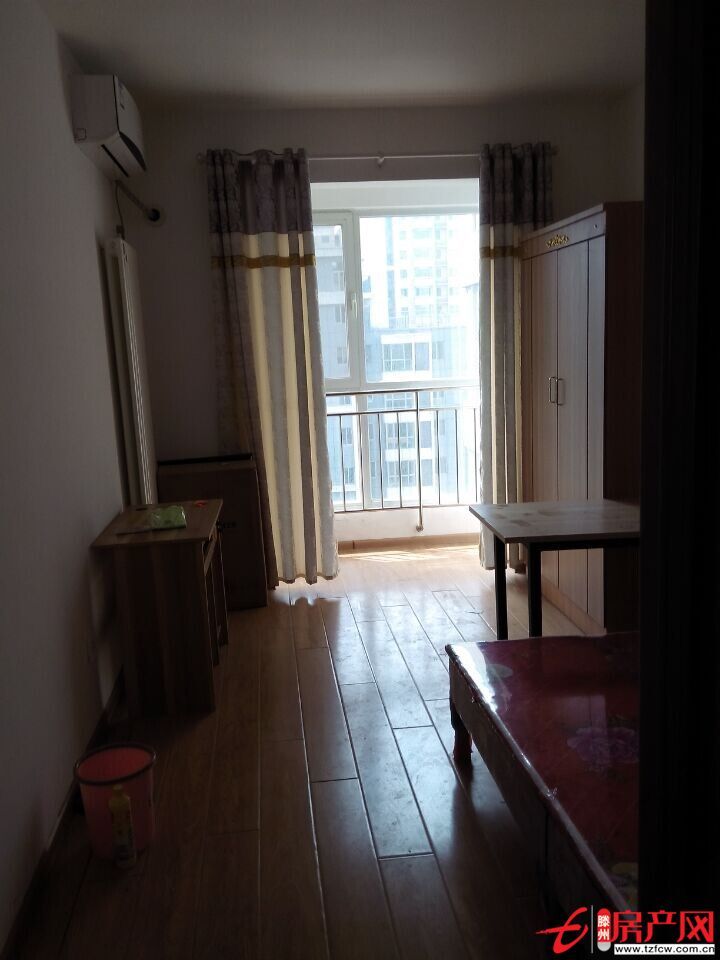 威尼斯小區，全套家具家電，裝修，供暖，很溫馨大氣的房子