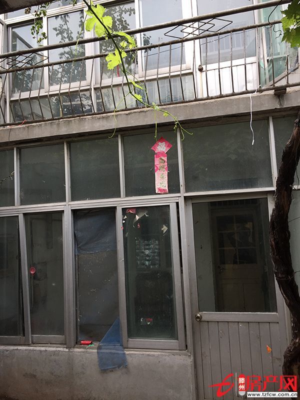 出門就是荊河公園，周圍環境好，普通裝修，獨院，兩層。