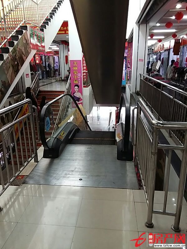 緊靠扶梯人流量大。