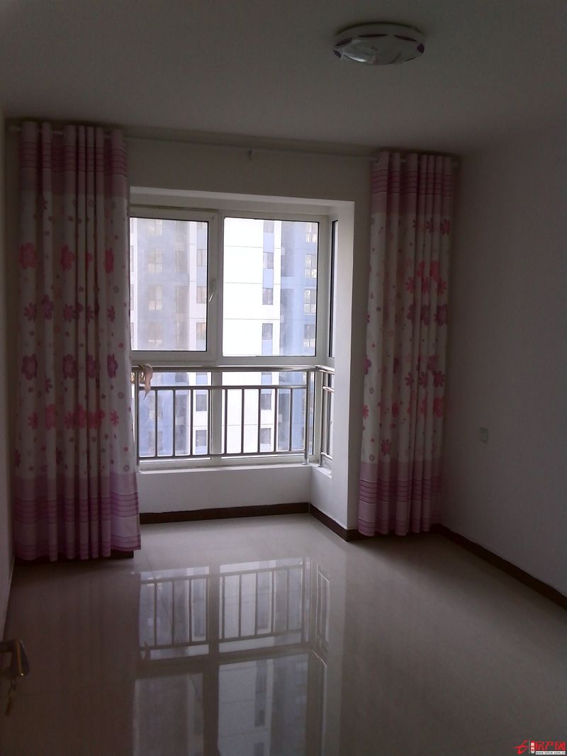 滕州貴和花園小區，三室一廳，拎包即住，年付