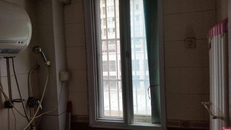 電視機、冰箱、空調、太陽能，房子已經出租，五月份可看房