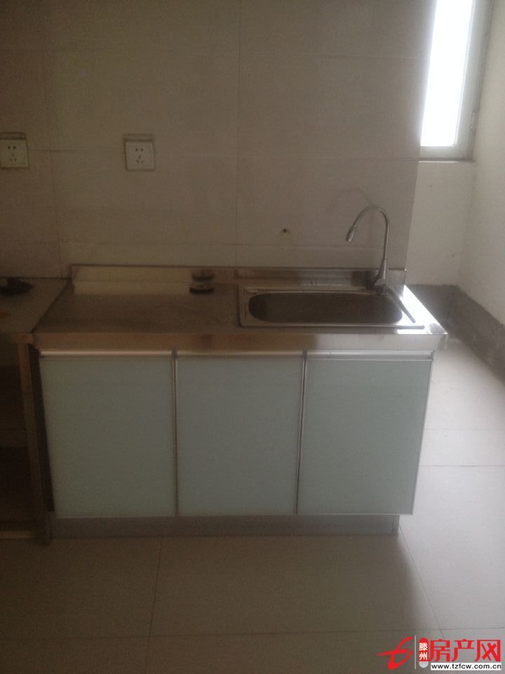 威尼斯一區，簡單裝修，可半年付