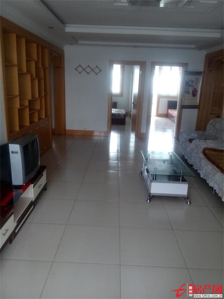 龍泉苑小區，學區房，交通方便，價格合理。