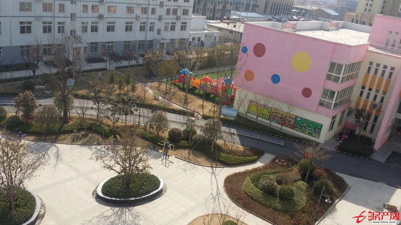 城東稀缺多層住宅，樓西面是實驗幼兒園東園，樓前是廣場