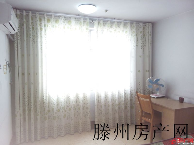 步行街北首，華聯超市對面，交通方便，拎包即住