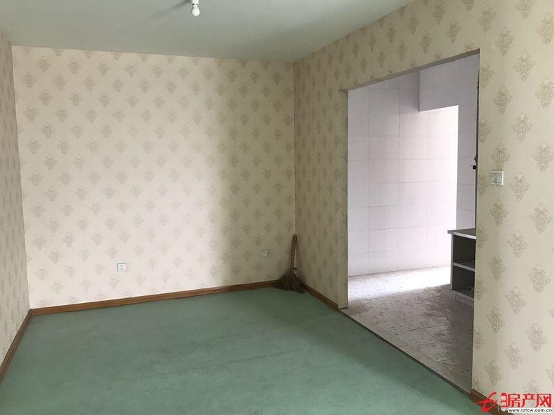 急急急急出租龍泉苑小區南北通透房屋明亮廣場