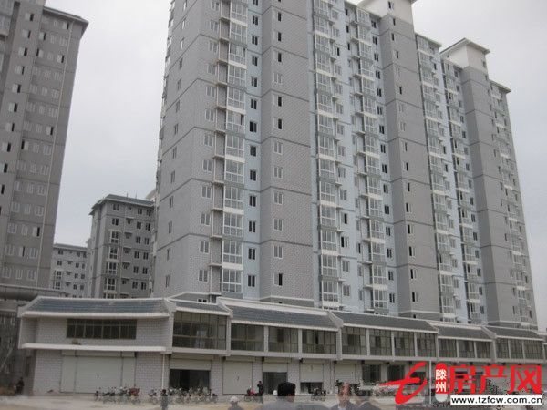 和諧康城頂樓，齊脊頂，毛坯，含上房費地下室，全款，可押款一萬