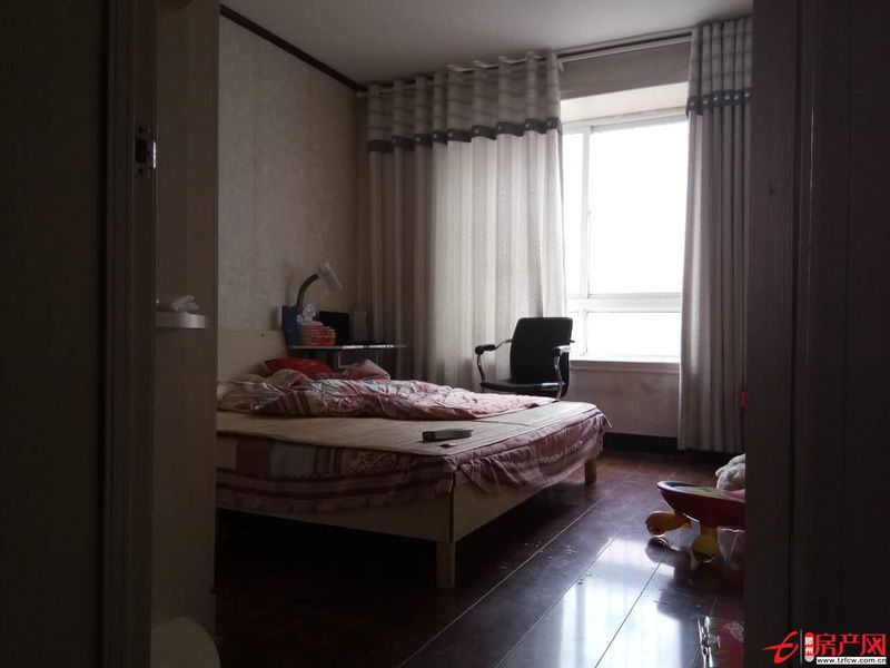 香格里拉好樓層，中等裝修，新證，配合貸款。