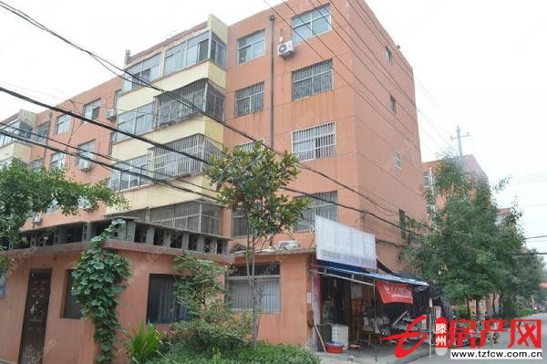 魯東小區，三室，有暖氣，包含儲藏室，證滿五年