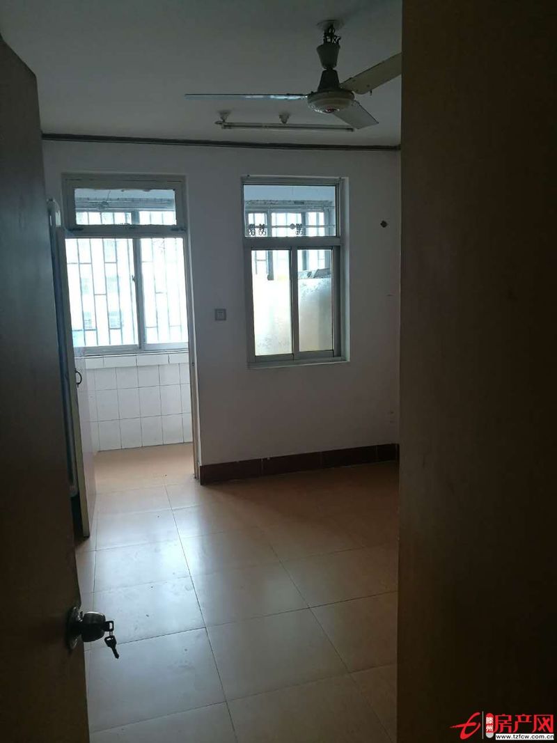 奎文小區，三室一廳，簡單家具，空間很大，可以自己搬家具