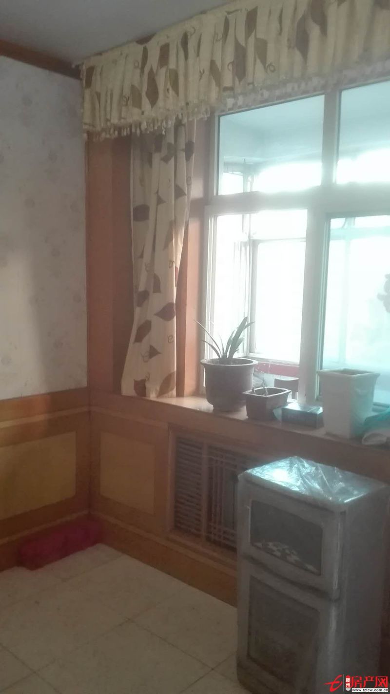 新興小區精裝修三室兩廳有部分家具可隨時拎包入住可半年付