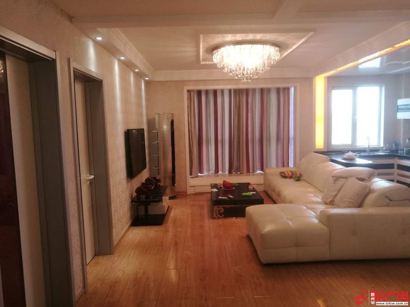 專業設計師設計，豪華裝修，全套高檔電器、家具。